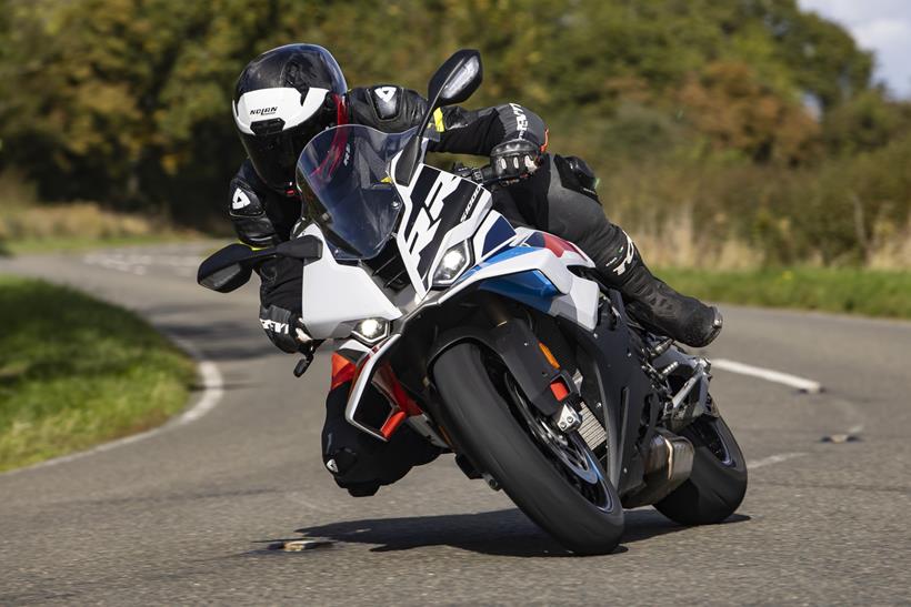 BMW S1000RR (modelo 2025 em diante), inclinando-se para a direita numa curva.