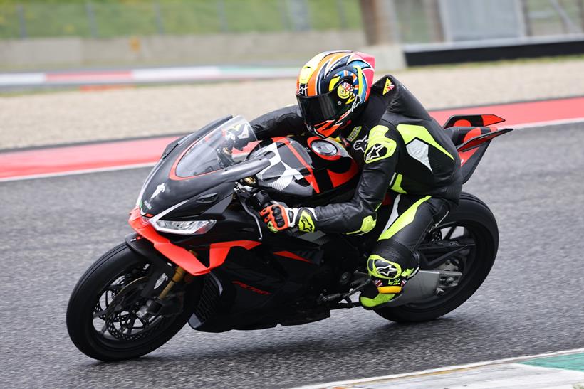 Aprilia RSV4 Factory 1100 (modelo de 2025 em diante), inclinada para a esquerda em uma pista de corrida.