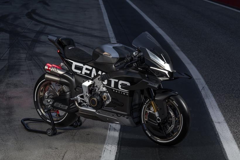 Protótipo CFMoto V4 SR-RR 2026, em um cavalete traseiro.