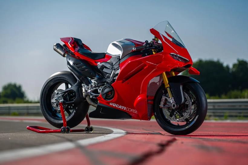 Ducati Panigale V4 R (modelo 2026 em diante), apoiada em um cavalete traseiro em uma pista de corrida.