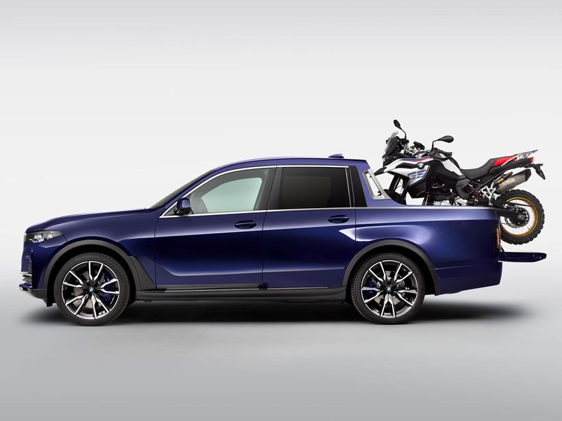 Side profile of BMW X7 pickup with F 850 GS Sport on the load area