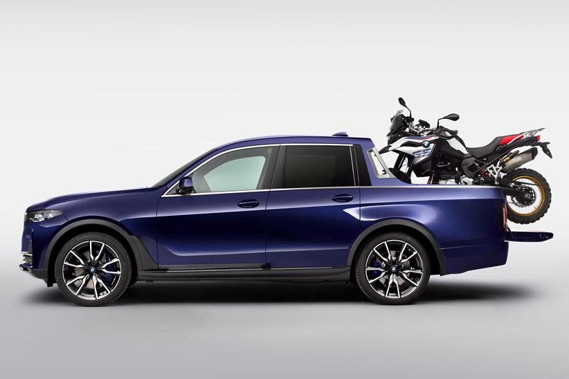 Side profile of BMW X7 pickup with F 850 GS Sport on the load area