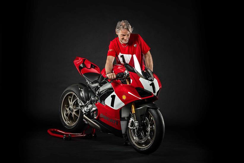 Carl Fogarty with the Panigale V4 25° Anniversario 916