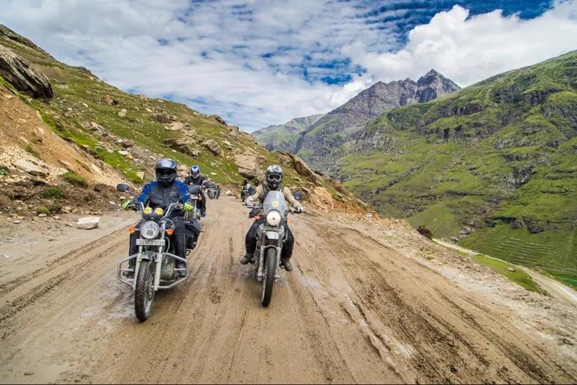 It was a team effort to get the Royal Enfield Himalayans throughthe Himalayas