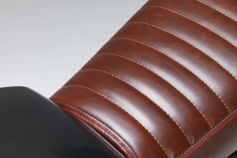 The Bullit Bluroc 125 features a padded leather seat