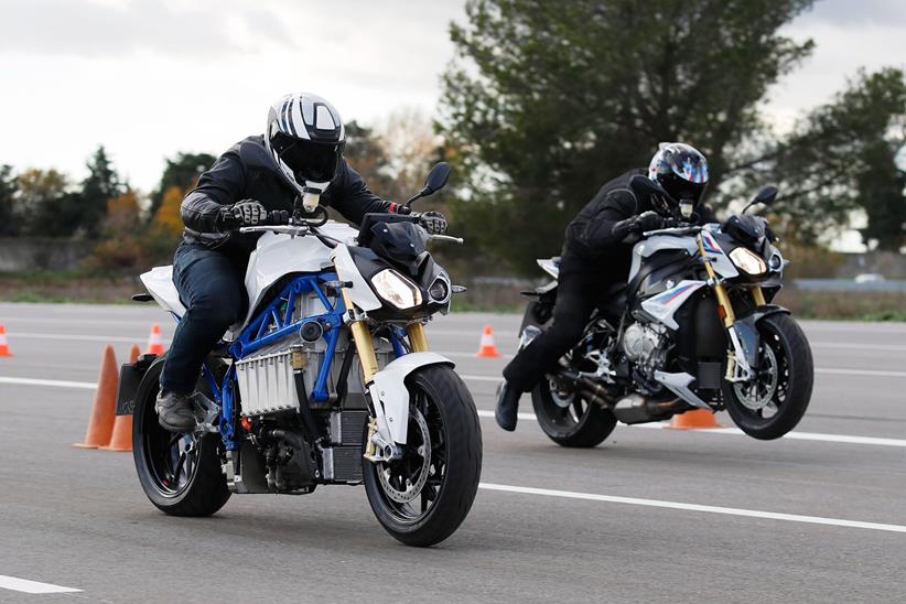 BMW E-Power Roadster vs S1000R