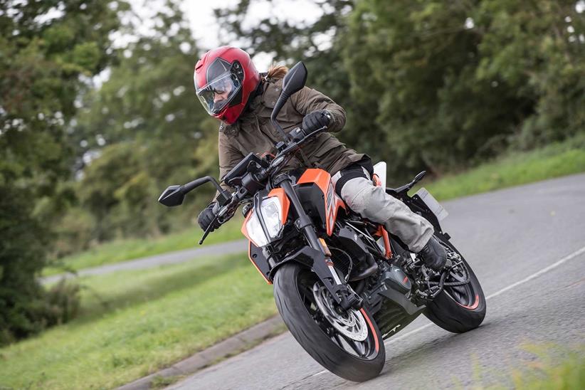 The KTM 125 Duke testing it's side grip