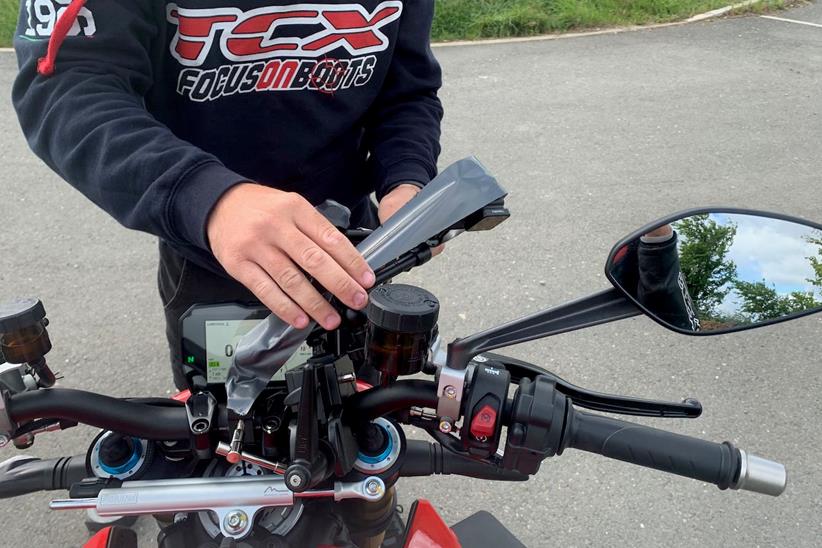 Adjusting the mirrors on the Ducati Streetfighter V4 S