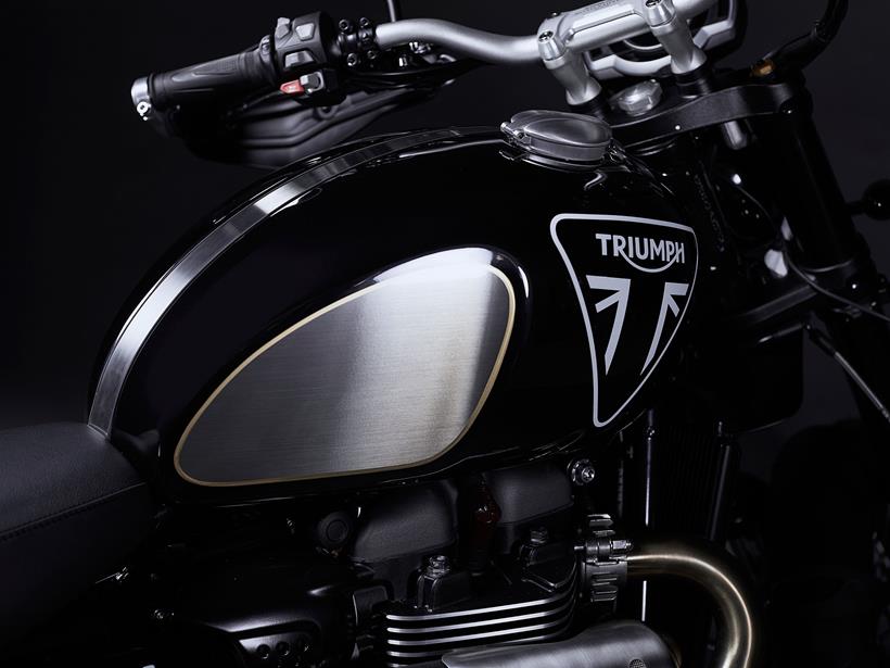 Triumph Scrambler 1200 XE Bond Edition tank