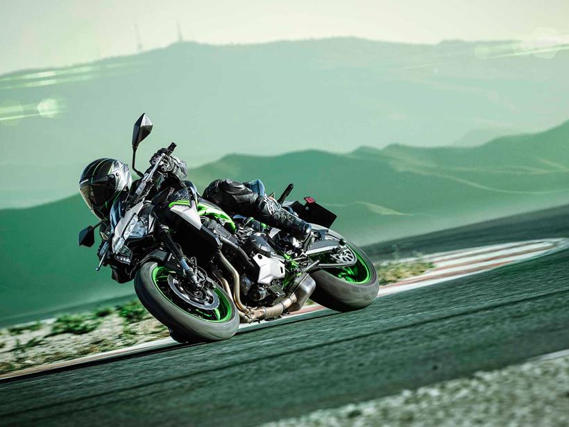 2021 Kawasaki Z900 cornering on track