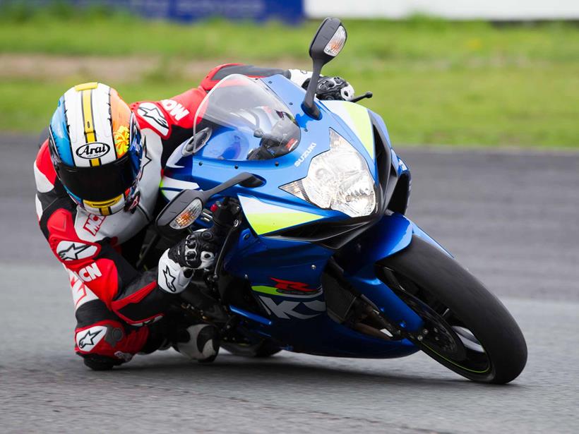 Knee down on the Suzuki GSX-R600