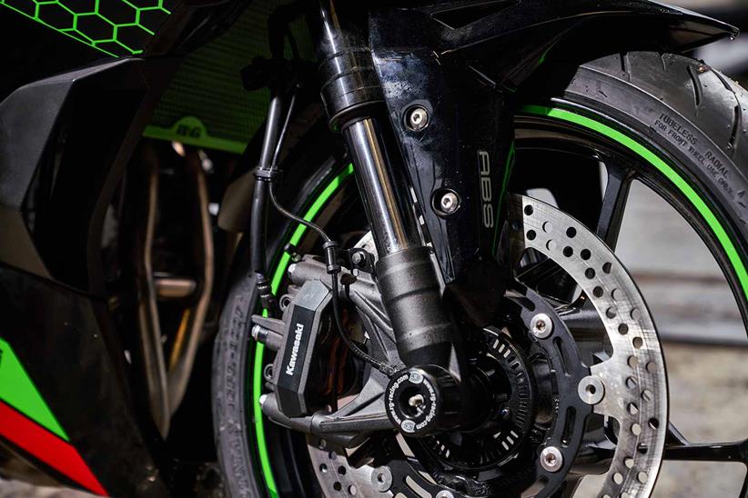 The Kawasaki Ninja ZX-25R features USD Showa forks