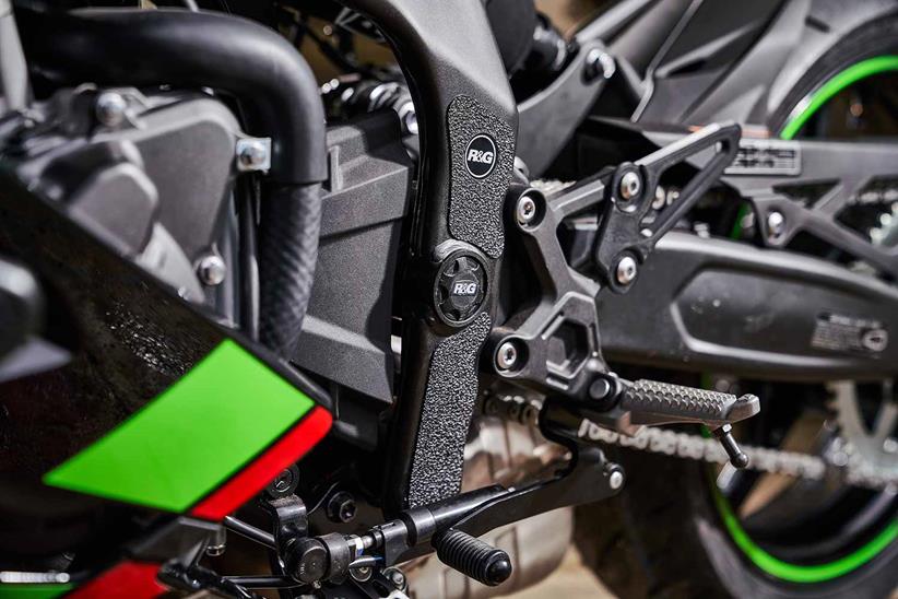 The Kawasaki Ninja ZX-25R features and up and down quick shifter