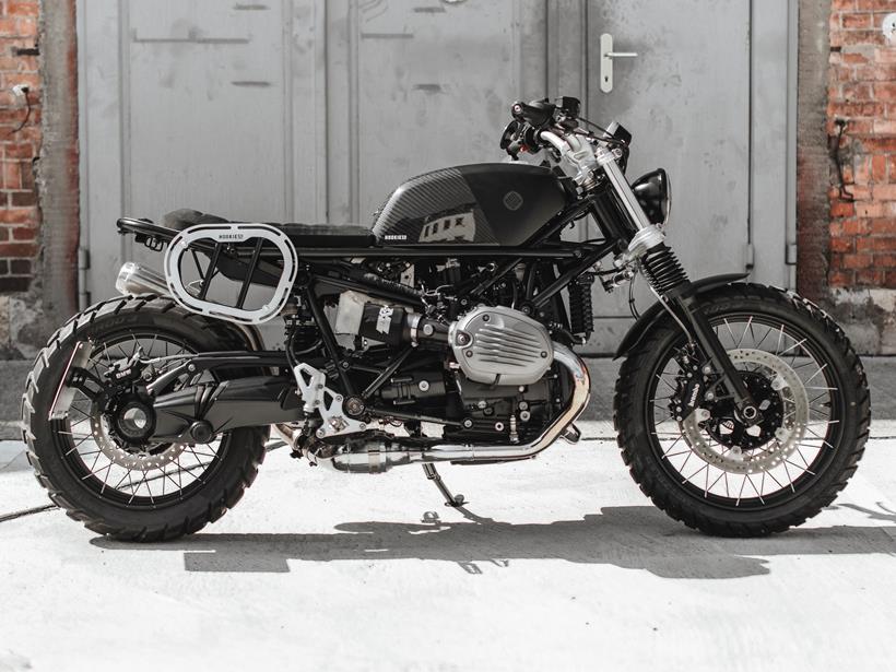 BMW RNineT Moto-Kit in carbon finish