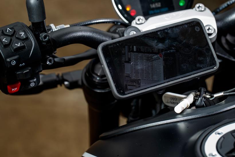 Gareth coupled his Google Pixel 5 mobile phone with the Triumph Trident 660 using the Quadlock mounting system and vibration damper