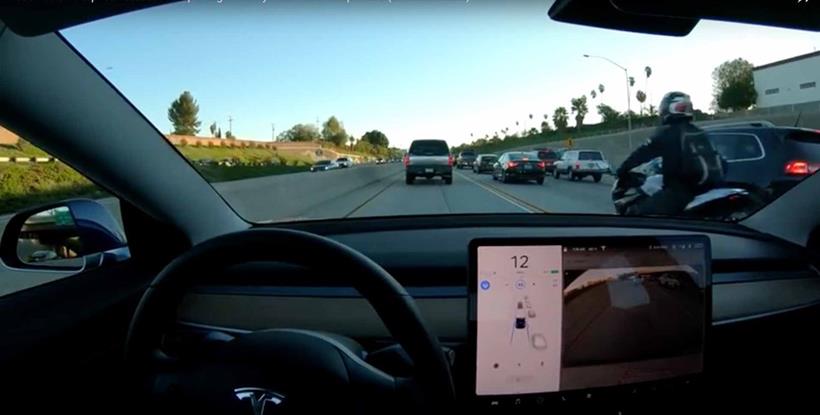 The Tesla is able to pick out filtering motorcycles