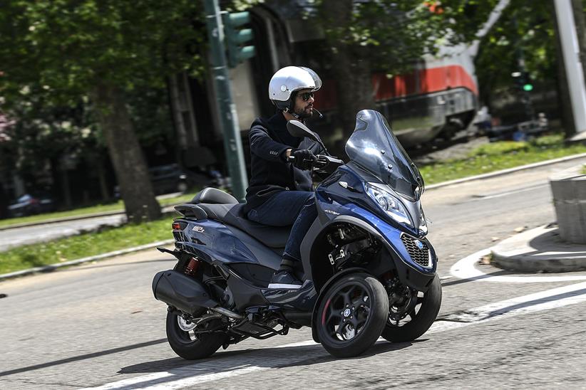 Cornering on the 2021 Piaggio MP3 400 hpe Sport