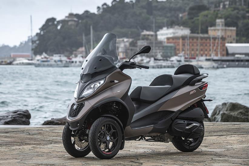 A side view of the Piaggio 500 hpe Sport Advanced