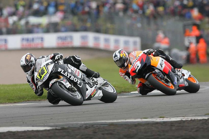 Randy De Puniet battles Dani Pedrosa at Donington on the Playboy LCR Honda