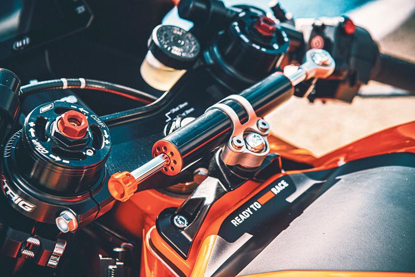 Front suspension adjustment on the KTM RC 8C