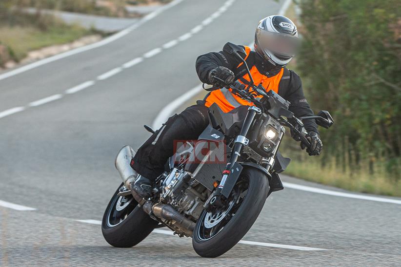 Spyshots show a new KTM 990 naked in action