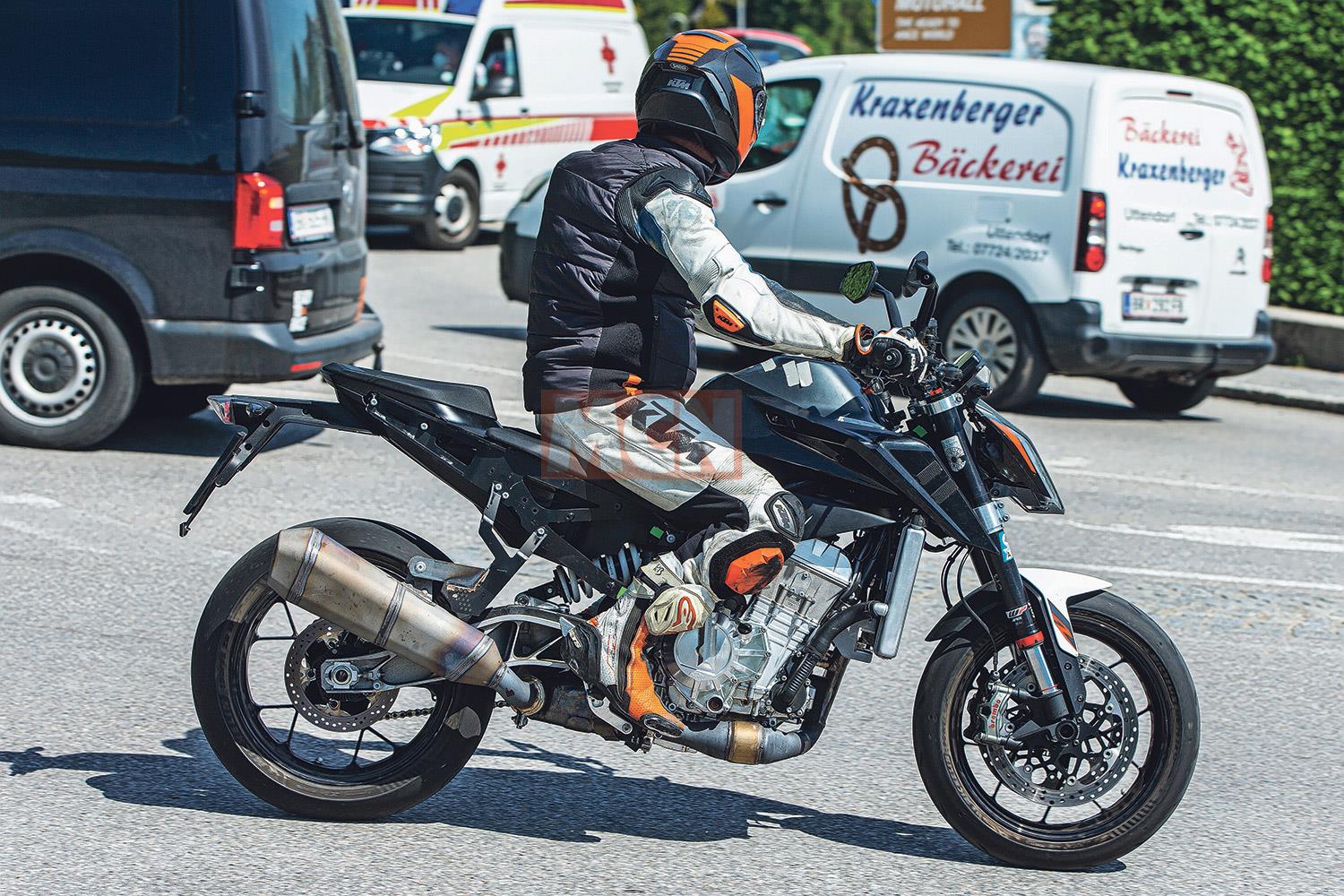 Spyshots: Updated KTM 990 Duke striding 