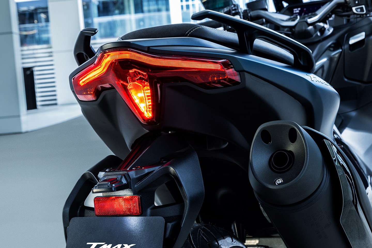https://mcn-images.bauersecure.com/wp-images/60441/1440x960/yamaha-tmax-tech-max-05.jpg?mode=max&quality=90&scale=down