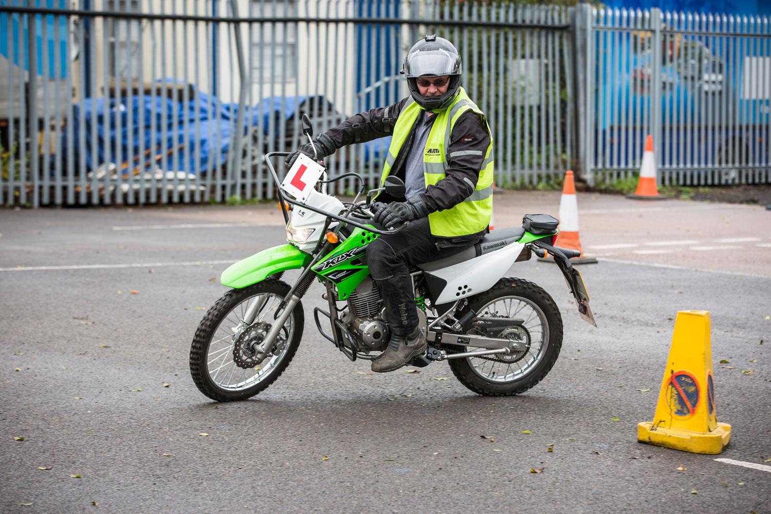 How to u-turn on a motorbike without putting your feet down