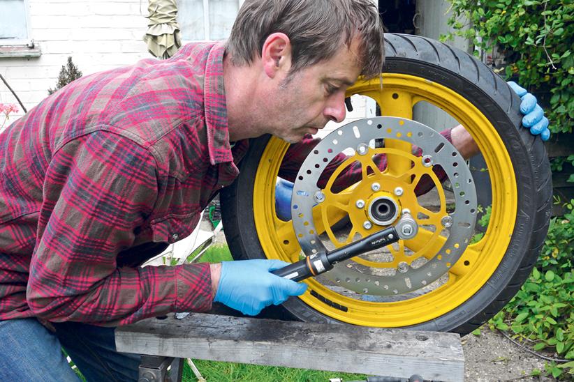 How to change the brake discs on a motorcycle