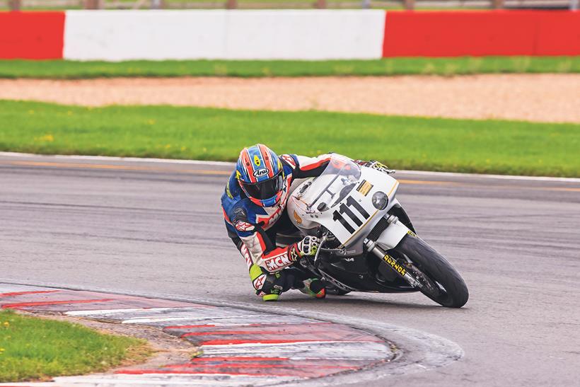 Knee down on the Honda RC30 endurance racer