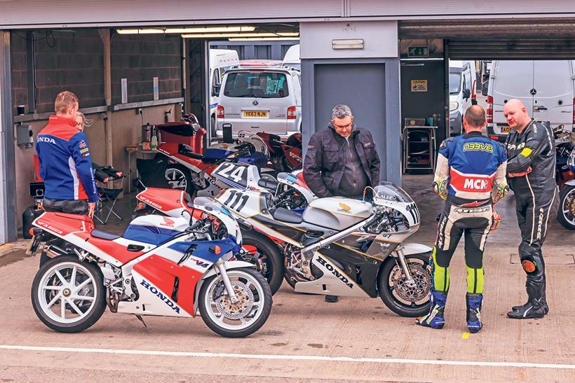 Honda RC30s in the pitlane at Donington Park