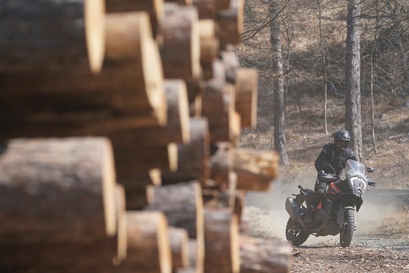 Sliding the Metzeler Karoo 4 tyres on the KTM 1290 Adventure S